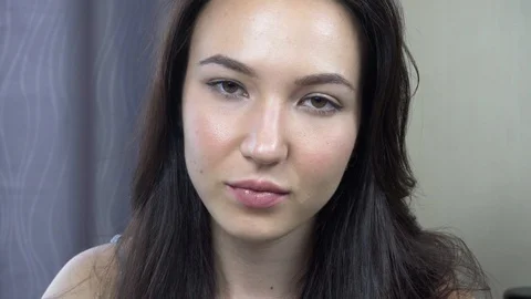 Young beautiful brunette looking at the camera and smiling Vídeo Stock 121621086