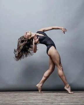 Young beautiful dancer posing in studio Stock-Fotos