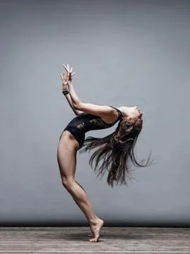 Young beautiful dancer posing in studio Stock-Fotos