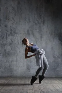 Young beautiful dancer is posing in studio Stock-Fotos