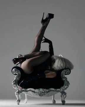 Young beautiful dancer is posing in studio Stock-Fotos