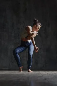 Young beautiful dancer is posing in studio Stock-Fotos