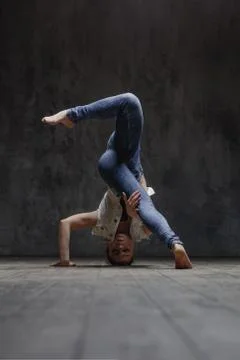 Young beautiful dancer is posing in studio Foto stock