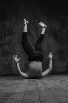 Young beautiful dancer is posing in studio Stock-Fotos