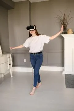 Young beautiful girl  Using VR In The Living Room Fotos Stock