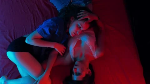 Young beautiful lesbians lying on the bed fondle each other- tenderness, love Vidéo 167244447