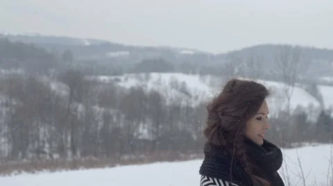 Young beautiful model posing over winter mountains. 動画素材 61018894