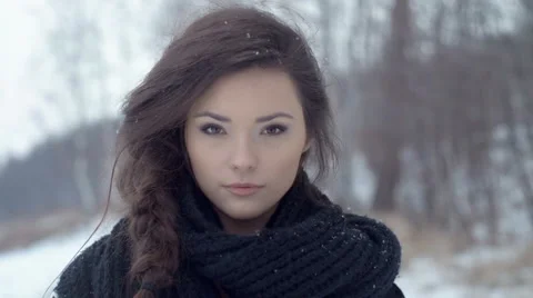 Young beautiful model posing over winter forest. Vidéo 61018922