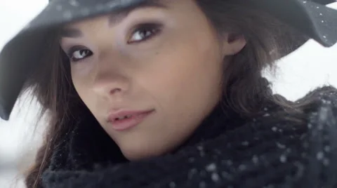 Young beautiful model posing in winter scenery. Vidéo 61019958