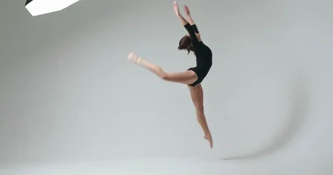 Young beautiful modern style dancer posing on a studio background Stockbeeldmateriaal 88329298