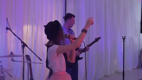 Young beautiful singer lights at the wedding. The girl is singing into the Video stock 82514909