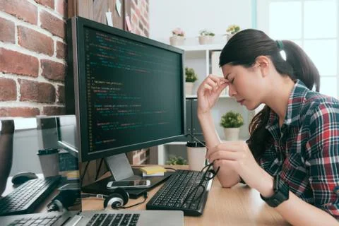Young beautiful woman programmer using computer 库存照片