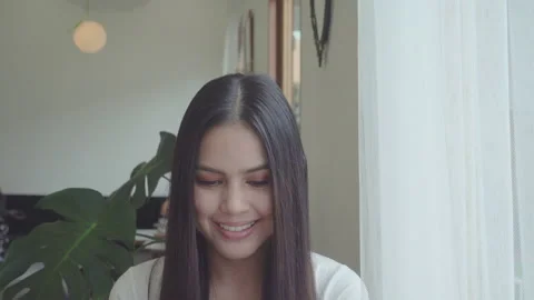 A young beautiful woman is using smart phone in coffee shop Vidéo 137051963