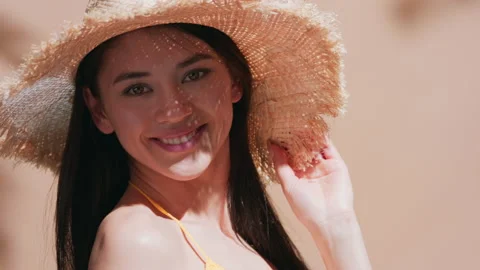 Young beauty model in straw hat turns around and enjoys the sun Video stock 149379963