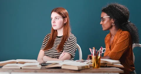 Young black and red haired woman discussing Stockbeeldmateriaal 134464754