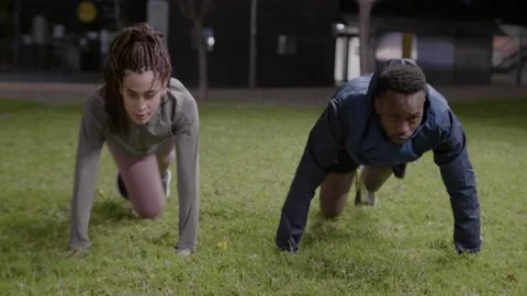Young black couple doing mountain climbers together Vídeos de archivo 146518664