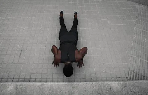 Young Black man doing workout outdoors. Fitness and health concept. Fotos de archivo