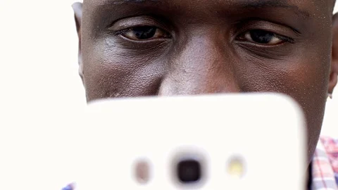 Young black man focused on typing on smartphone 스톡 동영상 88547427