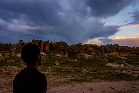 Young black man posing in front of Frig ruins Stock-Fotos