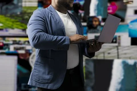 Young black professional explores a tech driven environment with visual data Foto stock
