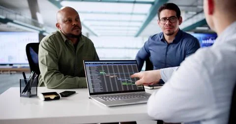 Young black programmer coding on laptop Stock-Fotos