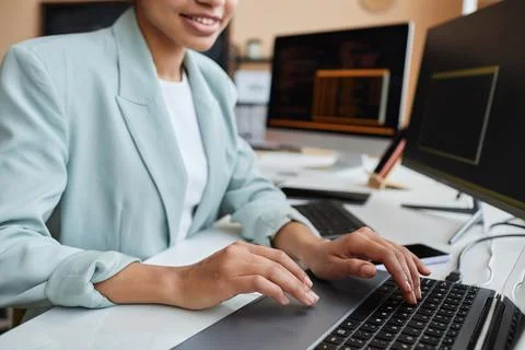 Young black woman programming code and using computer in office Foto stock