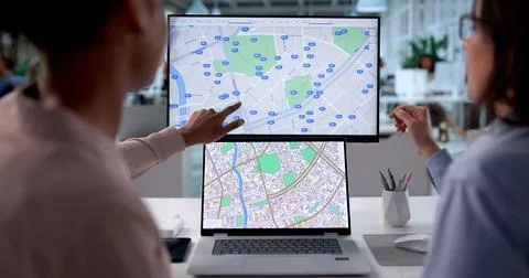 Young Black Woman Using Computer To Map Real Estate Properties. GIS Analyst H 库存照片