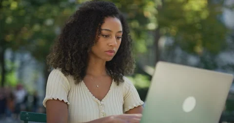 Young black woman using working on laptop computer in a park 8k Vídeos de archivo 254404952
