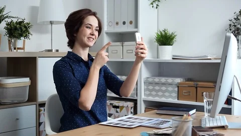 Young Blogger Talks to her Subscribers Vidéo 111268822