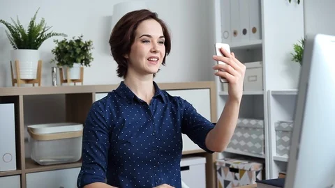 Young Blogger Talks to her Subscribers Stockbeeldmateriaal 111269018