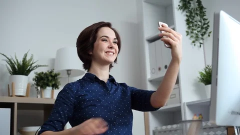 Young Blogger Talks to her Subscribers Vidéo 112366702