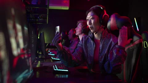 A young blogger was allowed to enter the training base of esports athletes, she Stock Footage 151492919