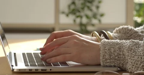 Young Blogger at Work Typing her New Post Vidéo 113201140
