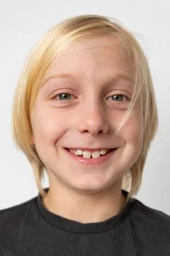 Young blond boy smiling brightly, expressing authentic happiness and innoce.. Foto stock