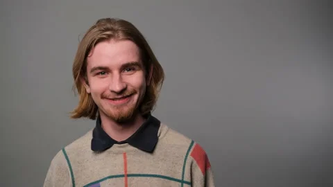 Young blond long haired man laughing on camera 库存影片 229137679