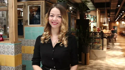 Young blonde hostess in restaurant Vidéo 85499803