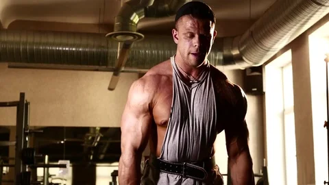 Young bodybuilder training in a gym. 4K UHD Stock Footage 75835050