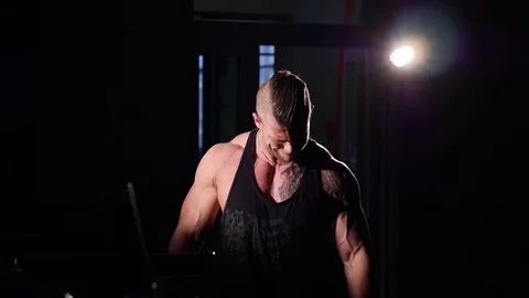 Young bodybuilder training in a gym with dumbbels. 60 to 24fps 4K Vídeo Stock 74314093