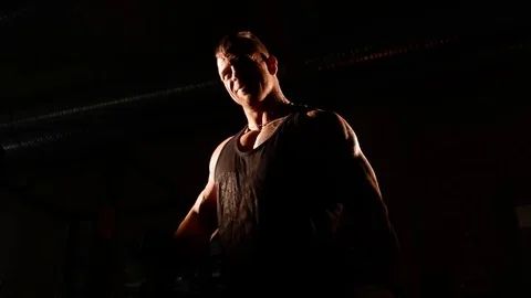 Young bodybuilder training in a gym Vídeo Stock 74313446
