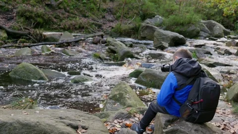 Young boy with camera and tripod, photographing the serene autumn-winter wo.. Stockbeeldmateriaal 254806275