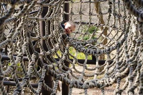 Young boy in a climbing net Foto stock
