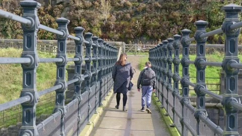 Young boy on a day out in the country with his mother and family. Having fu.. Vidéo 261052953