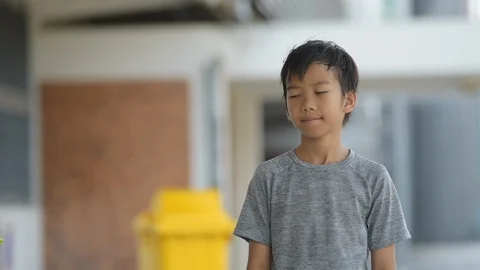 Young boy deny a plastic straw Stock Footage 107499581