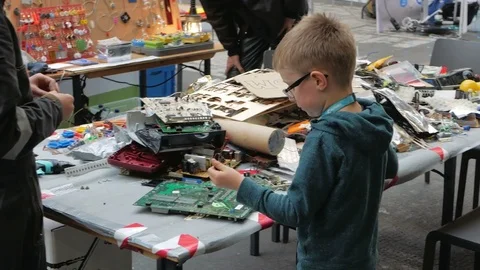 Young boy disassembles computer motherboard at Maker space Vidéo 83128155
