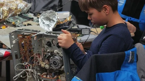 Young boy disassembles Computer at public Maker space Vidéo 83204696