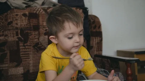 The young boy does not want to eat Stockbeeldmateriaal 105292629