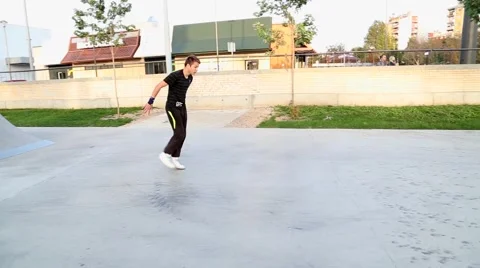Young boy doing flip in skate park Stock-Footage 42640104