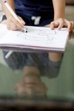 Young boy doing homework Stockfoto's