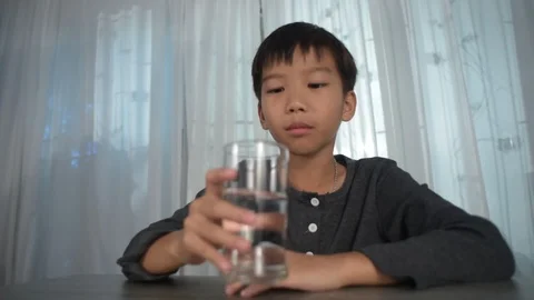 Young boy drink water 库存影片 114691671