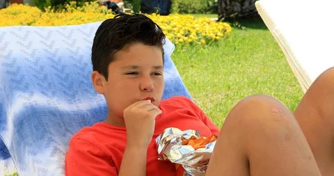 Young boy eating chips 스톡 동영상 92314047